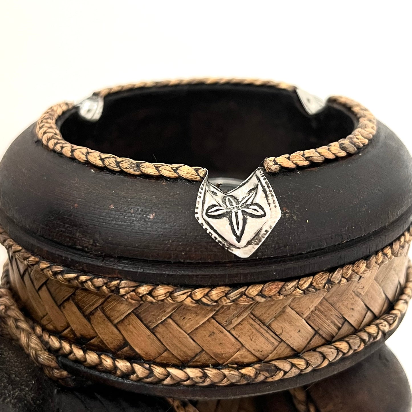 ゾウ木彫りラウンド灰皿 ハンドメイド スタンドアップ
