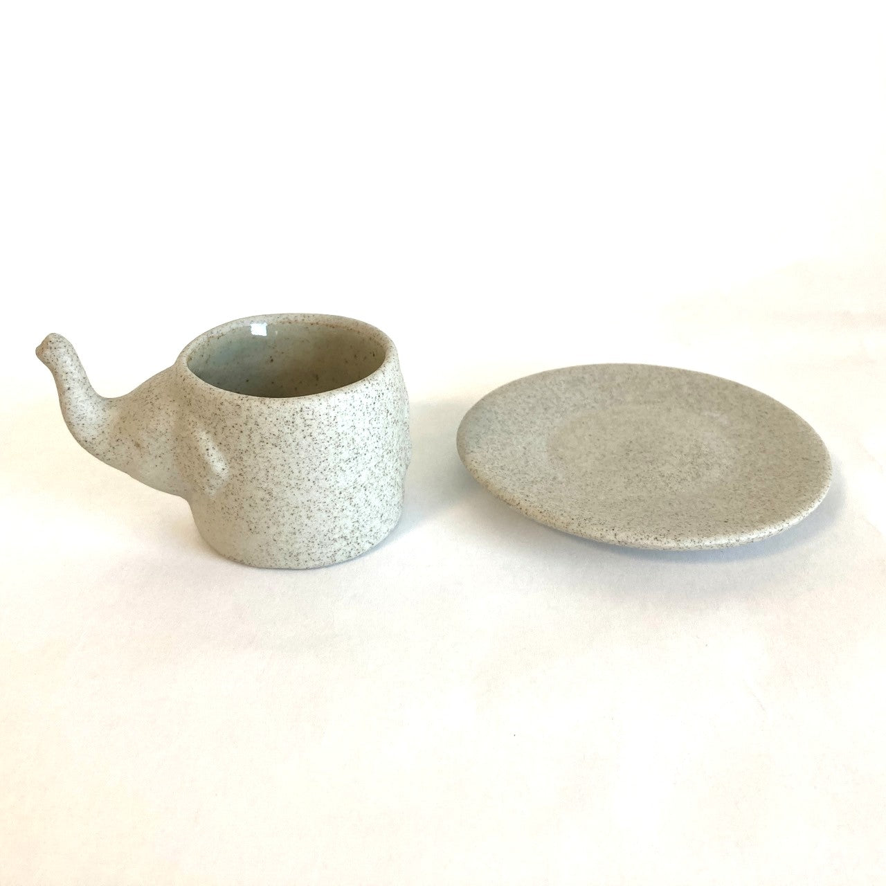 ゾウのミニカップ&ソーサー アジアン陶器