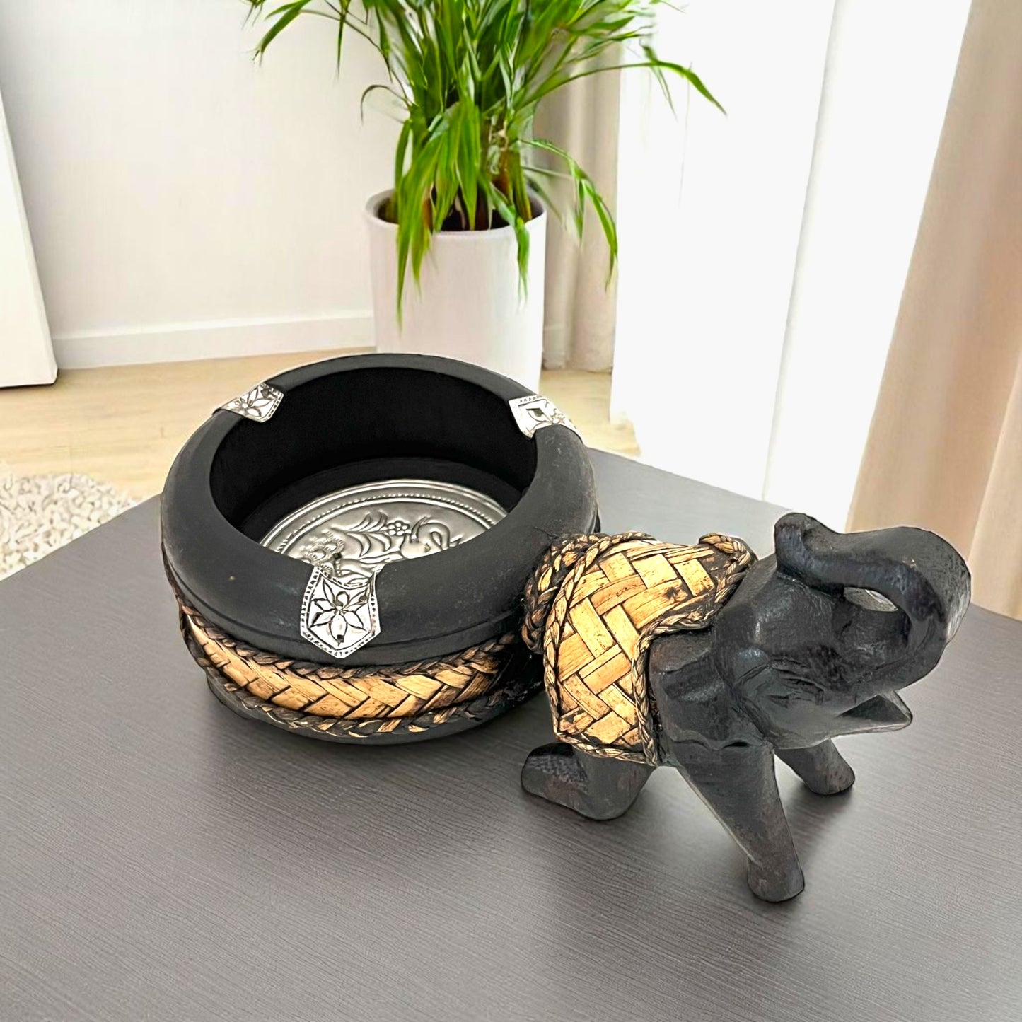 ゾウ木彫りラウンド灰皿 ハンドメイド ニー