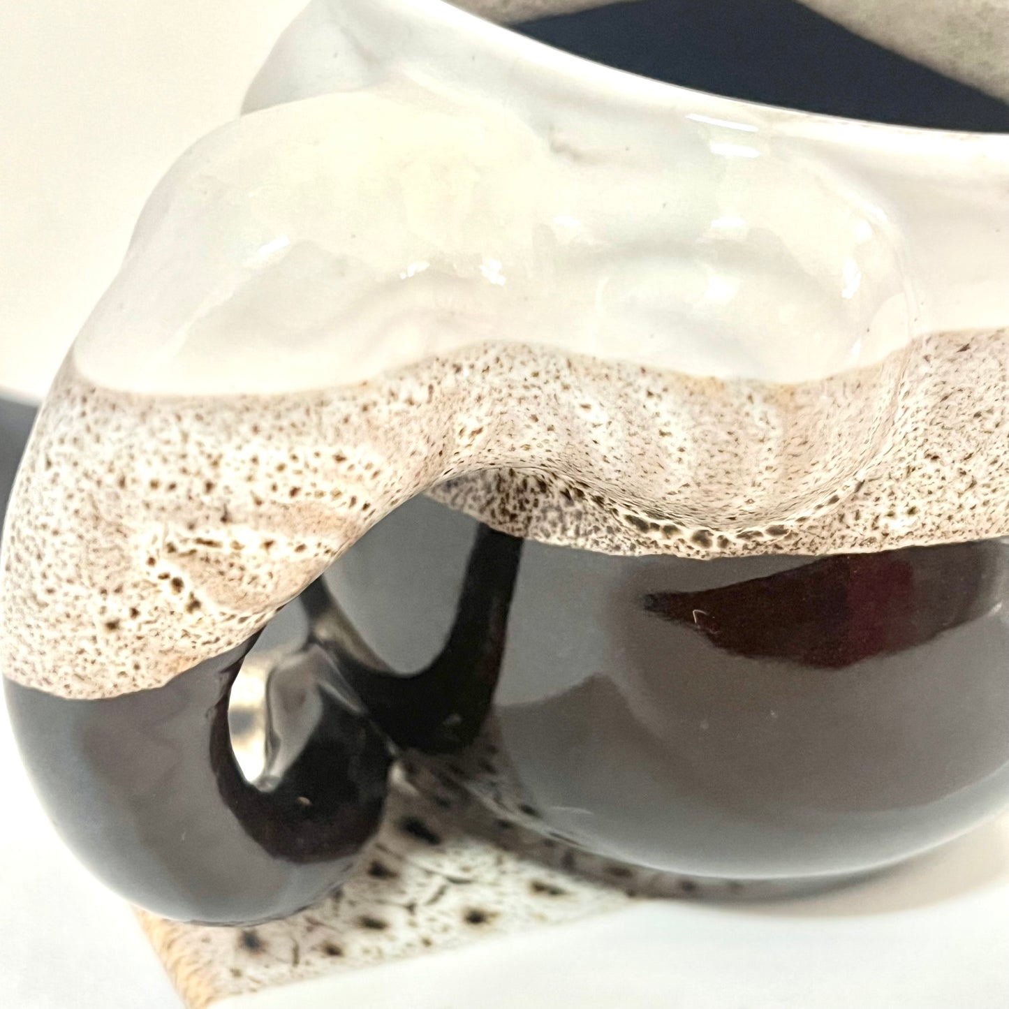 ゾウのカップ＆ソーサ　アジアン陶器　モノトーン