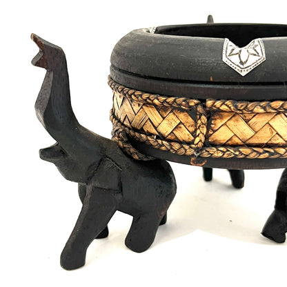 ゾウの木彫りラウンド灰皿　ハンドメイド　3頭　