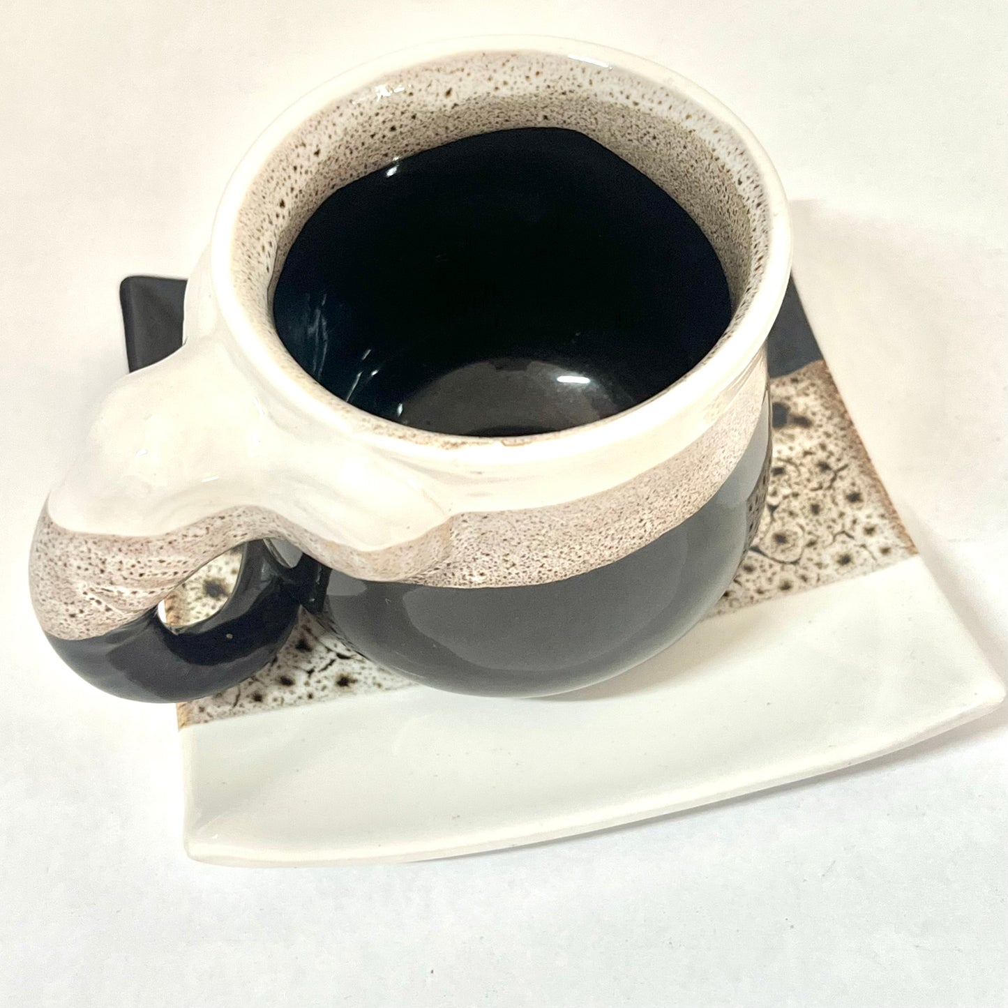 ゾウのカップ＆ソーサ　アジアン陶器　モノトーン